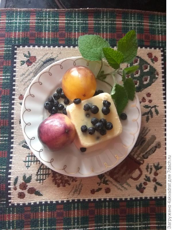 Томатное мороженое "Черничный пломбир с черникой". И это не шутка, я его в самом деле сделала из томатного пюре.