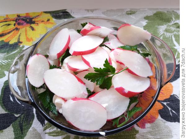 вот три редиски порезала и целый салатник вкуснющих витаминов!