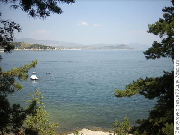 Днём много отдыхающих, лодки, катера, и др.