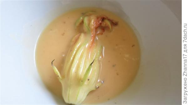 Обмакиваем каждый цветок в кляр