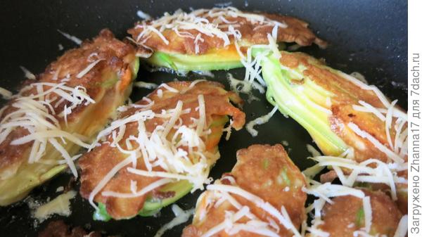 Сверху можно присыпать натертым твердым сыром