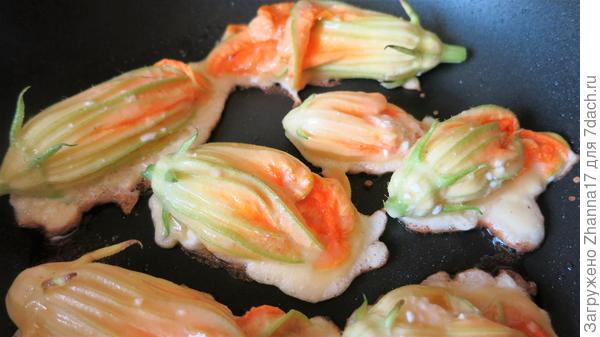 Обжариваем на растительном масле с каждой стороны