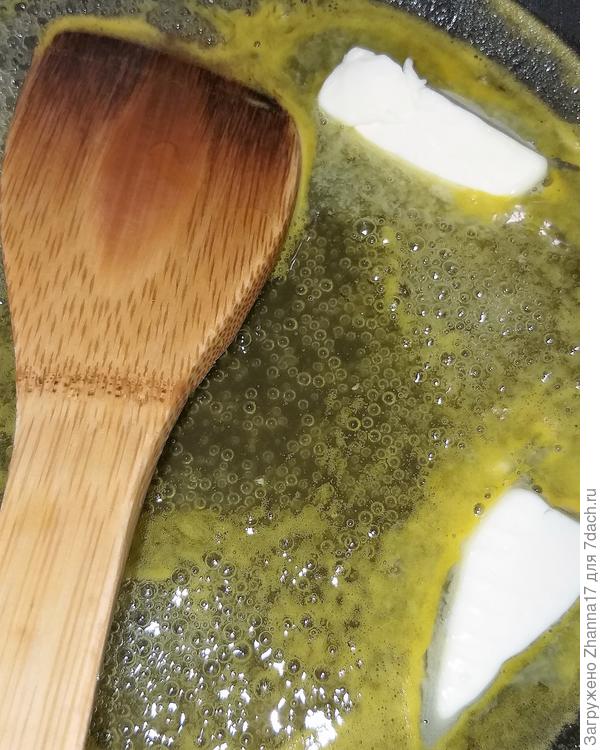 Добавляем кусочки масла