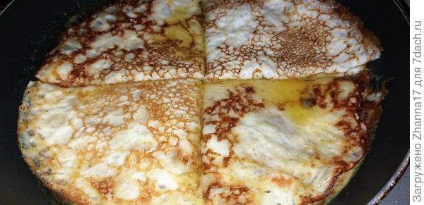 Выкладываем в сковороду блинчики и поливаем соусом