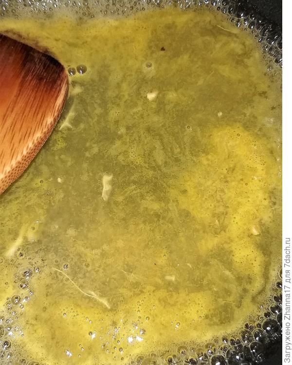 Выливаем сок в сотейник, высыпаем сахар и слегка увариваем