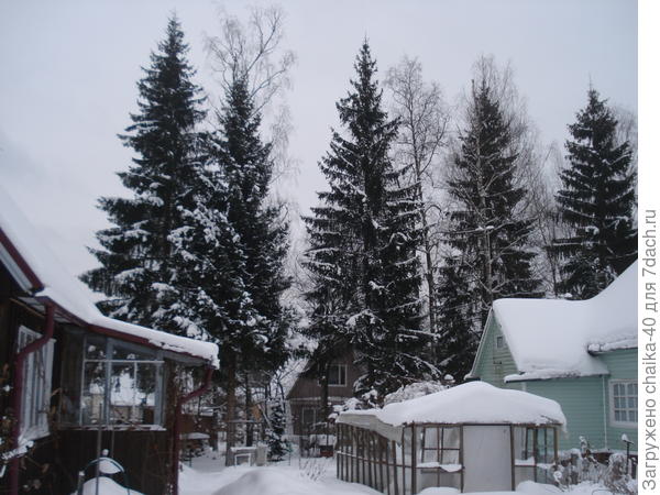 Во дворе снег метровый