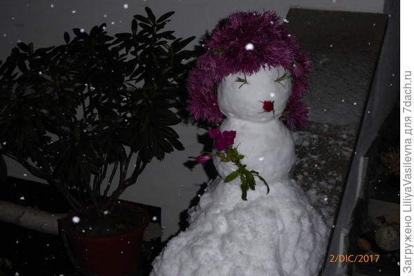 Снеговичка дочке слепила