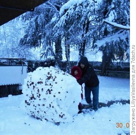 Почему не нашла фото этого Снеговика.. Был огромный , метра два с половиной , и ещё метровая сосулька на нем.