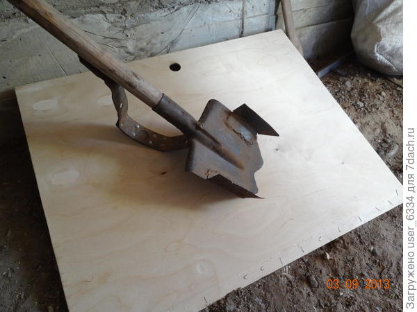 с рогами и зубами. Она служит именно для разделки целины. Конструкция рычага значительно проще, чем у означенных вил, а он и есть самое главное. Его можно присобачить и к обычным садовым вилам, чтоб копать уже окультуренную землю на грядках . Ручка  высотой до глаз работающего. Нагибаться, чтоб поднять ком земли, отрезанный лезвиями, не надо, достаточно стоя во весь рост, отвести конец черенка, который для удобства может быть снабжен рукояткой-стремечком,  назад и лопата , провернувшись на скобе-рычаге, поднимет кусок дернины . Вот ручка посередине черенка, для поворота может быть ценным дополнением. Хотя те, кто эту схему придумал предлагали просверлив дырочку в одном из верхних углов штыка, пропустить сквозь неё тросик с эспандерной ручкой на конце и с помощью её сбрасывать землю , поворачивая лопату вбок. Но я обхожусь и так..