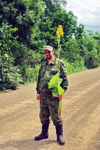 Приморье, заповедник &quot;Кедровая падь&quot;, замдиректора по научной части, Михаил Арсеньевич Кречмар с неким бузульником.