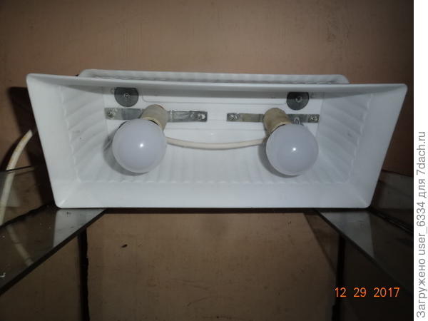 Этот-то для аквариума длиной всего 30 см, но ничто не мешает взять балконное кашпо (на фото именно оно) подлиннее. Если нет белого - внутренность можно облепить самоклеющейся фольгой( скотчем). Он не очень долговечен, но на пару сезонов хватит.