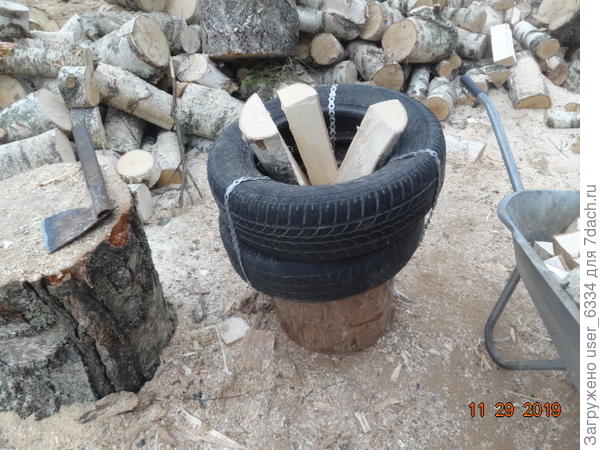 Если поленья длинные - две. Последний штрих, который в этом варианте конструкции отсутствует - скаты привинчивают не прямо к плоскости среза. а к двум закрепленным на ней брускам 5х5 см. Так между покрышкой и пнем будет зазор, через который легко удалять мусор, а зимой и снег.