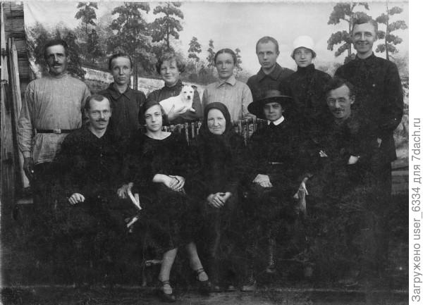 прабабушка с детьми, зятьями и невестками. Девушка с собачкой - моя бабушка.