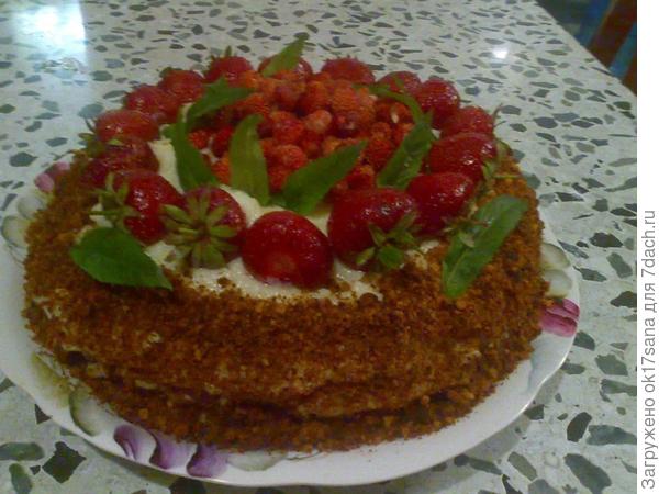 Торт с земляникой и клубникой)).