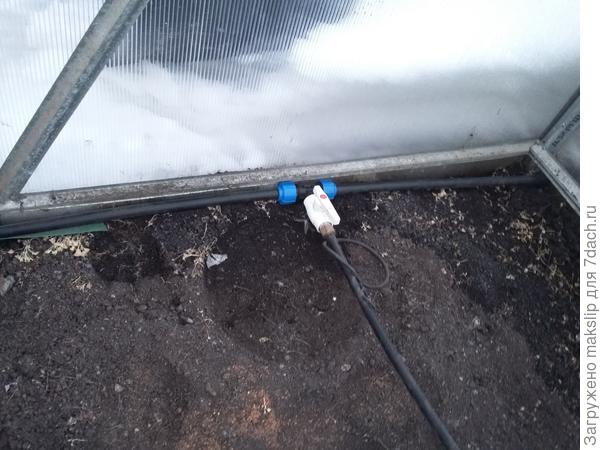 Вход в теплицу, тройник, кран и переходник на трубу КП