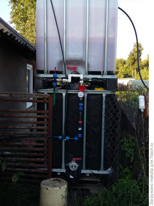 Куб на кубе. Высота около 1,4 м