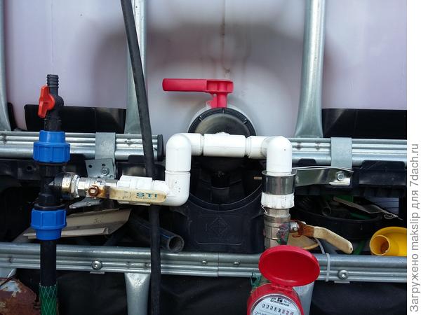 Слева кран для набора в лейку