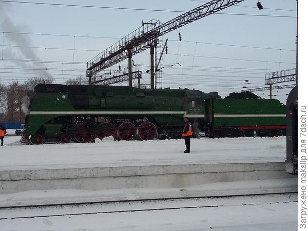 Сегодня провожали в Москву детей, на новогоднюю ёлку. Администрация Липецкой области создало детям сказку. Дети поехали в Москву в новых вагонах, но запеженных настоящим паровозом! Вот такая Рождественнская сказка!