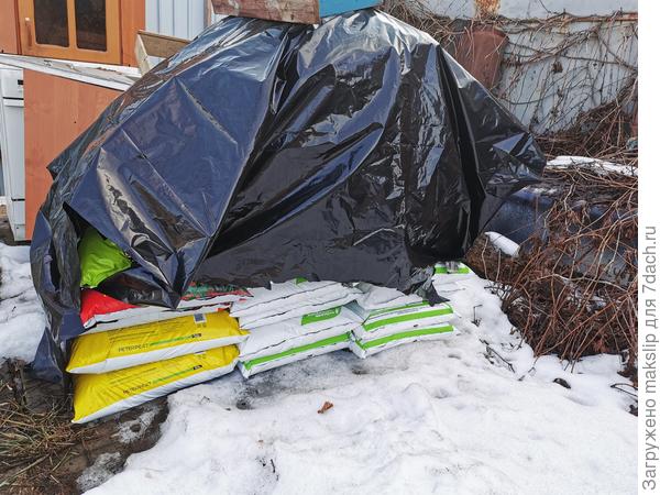 Куча грунтов для садоводства...