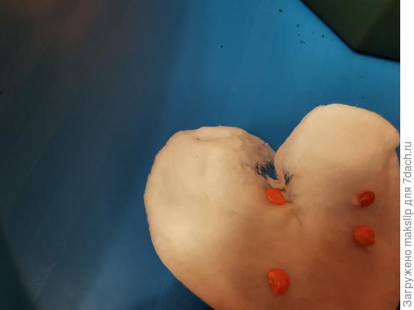 Разрываю ватный диск чтобы освободить корешок