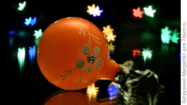 Елочный шарик из очень тонкого стекла, сожмешь посильнее -разлетится в руках