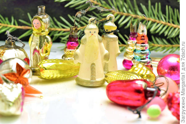 Набор елочных игрушек "Малютка", диаметр шариков 1 см, высота игрушек 2 см.1978 год