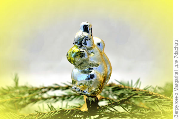 А орешек все грызет