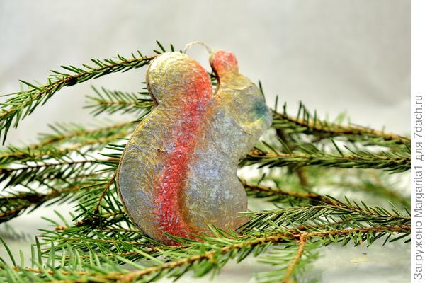 Картонная белочка с изумрудным ядром