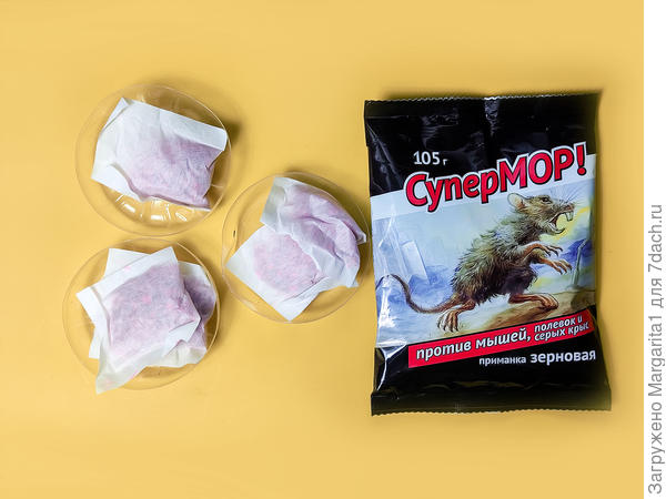 Раскладываю пакеты в подготовленные емкости по инструкции: один-два пакета в лоток.