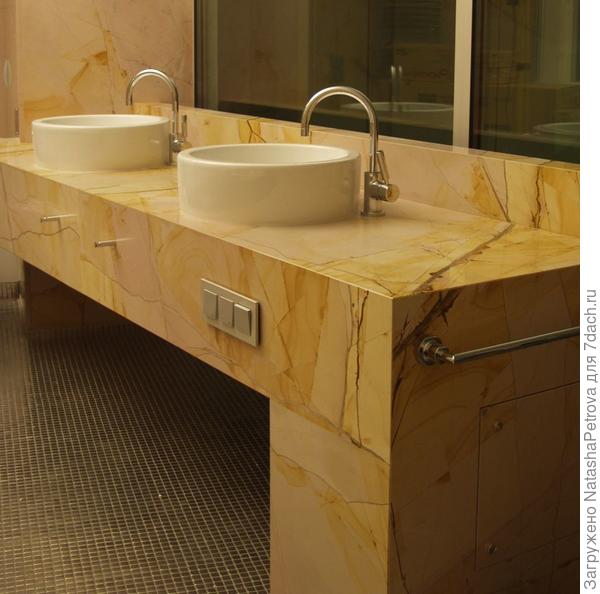 Столешница из мрамора Teak Wood в ванной комнате. Из архива камнеобрабатывающей компании Петрополь