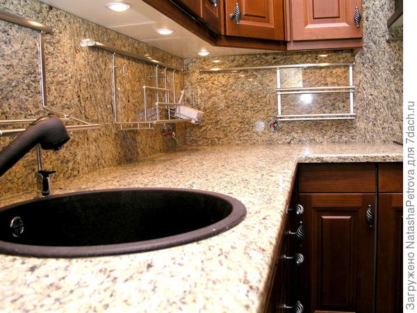 Кухонная столешница и фартук над столом из гранита New Venetian Gold. Из архива камнеобрабатывающей компании Петрополь