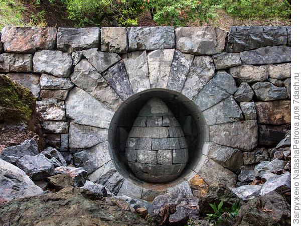 Яйцо. Скульптура Энди Голдсуорти в Marin County, 2014. Фото с сайта http://mikereport.blogspot.ru/