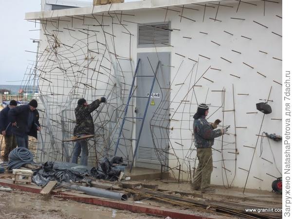 или на стене, но более масштабно.