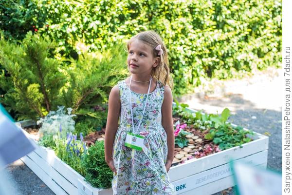 Одна из юных участниц конкурса «Планета цветов» 2016 года. Фото с сайта flowershowmoscow.ru