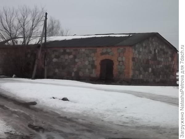 Извините за качество фото: если непонятно - строение из гранитных валунов