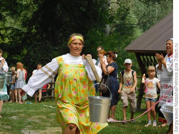 Заплечная ноша тяжела. А с коромыслом - преодолима (поговорка). Фото с сайта http://volkultura.ru