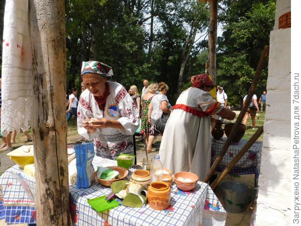 И за стряпнёй. Фото с сайта http://volkultura.ru