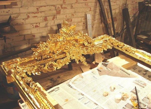 Позолоченная деревянная рама. Фото с сайта https://drevox.com