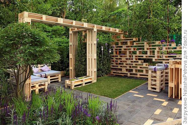 Зона отдыха из поддонов + стеллаж для вертикального озеленения. Фото из интернета