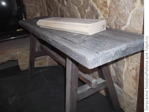 Вот та скамейка, только крупно. Изначально была просто сосновая, как тот кусок доски, который на ней лежит. Состаренная и покрашенная. Цвет для колеровки лака выбрала сама по колеровочному вееру