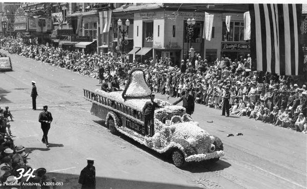 Машина пожарной части №5 Портленда на Параде роз, SW Broadway, 1938. Фото с сайта https://vintageportland.wordpress.com