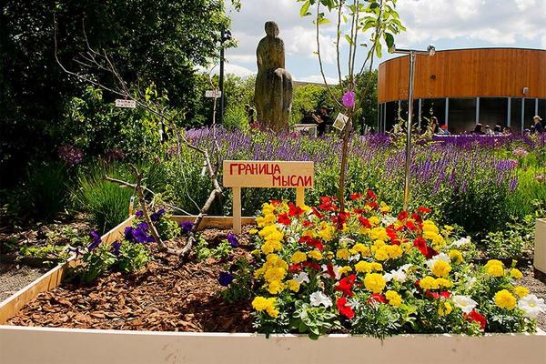 Стенд одного из участников детского конкурса дизайна Планета цветов. Фото с сайта http://flowershowmoscow.ru