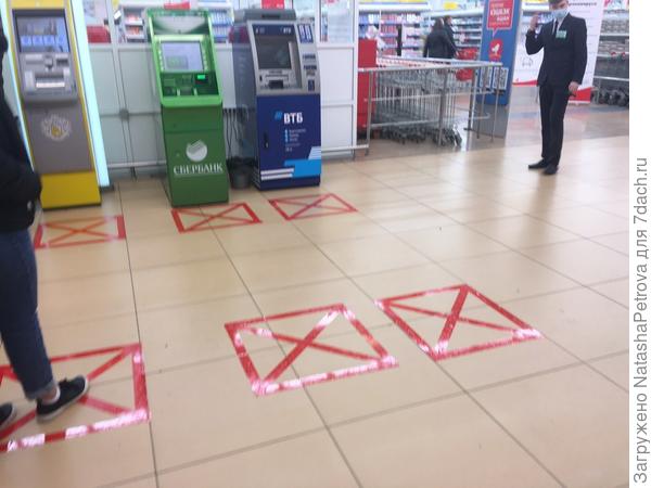 Хорошо, что коронавирус не распространяется вбок :). Фото из интернета