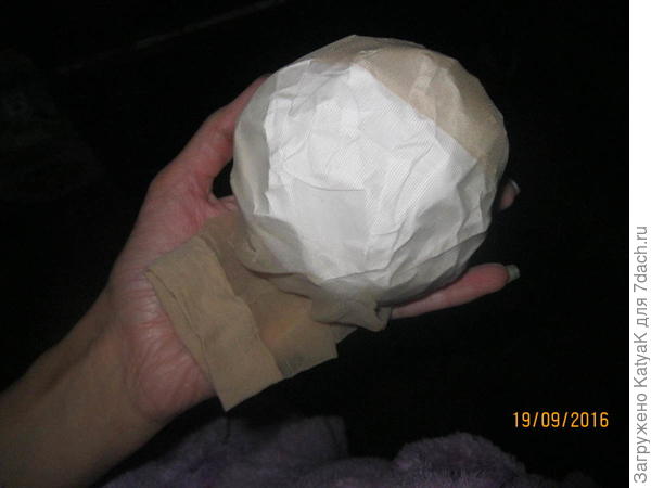 Вместо ниток можно старый капроновый носок одеть