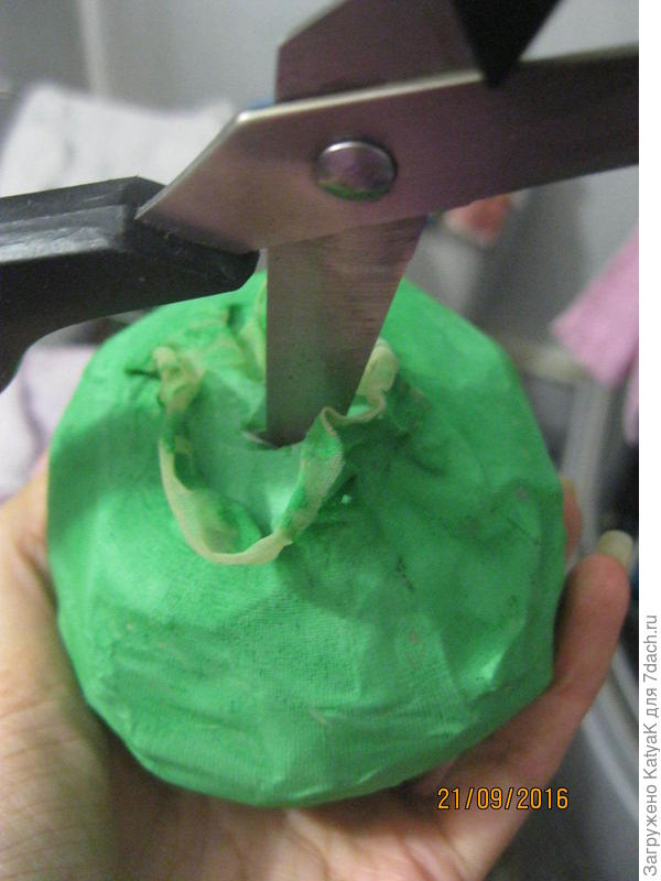 Красила поверх носка, дала высохнуть, ножницами отверстие сделала