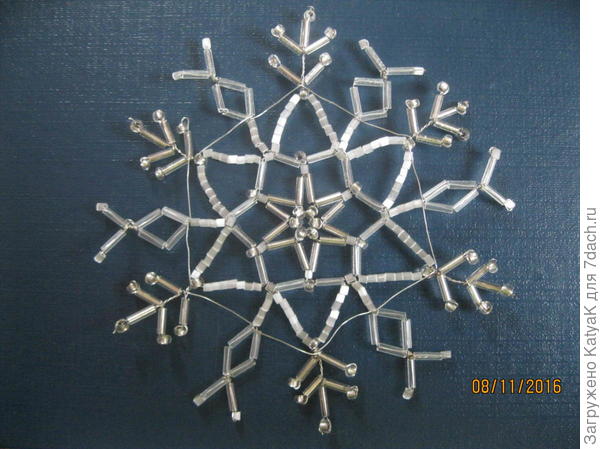 Снежинки из бисера