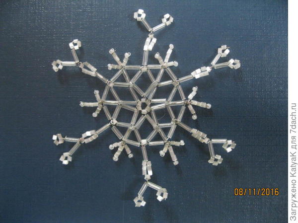 Снежинки из бисера