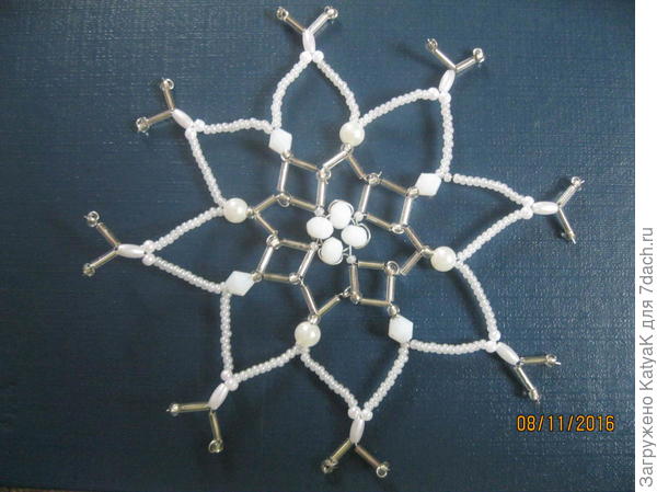 Снежинки из бисера