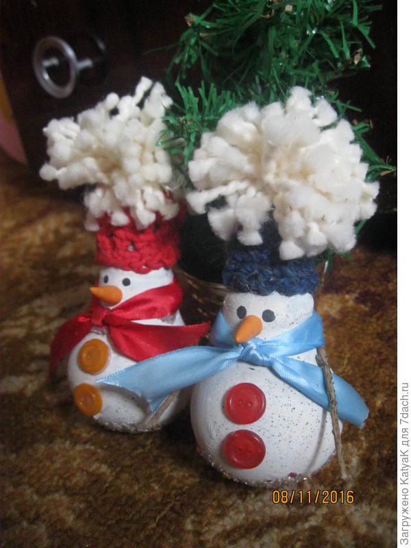 снеговики из лампочек