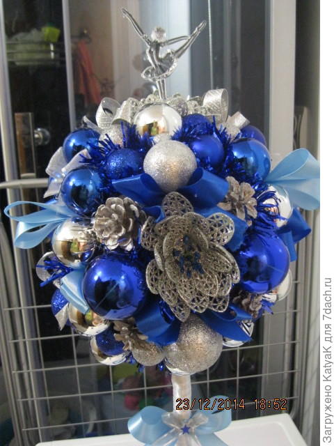 дочка занималась балетом, поэтому верхушку украшает балерина